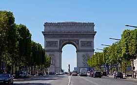 Studette Paris Champs Elysees